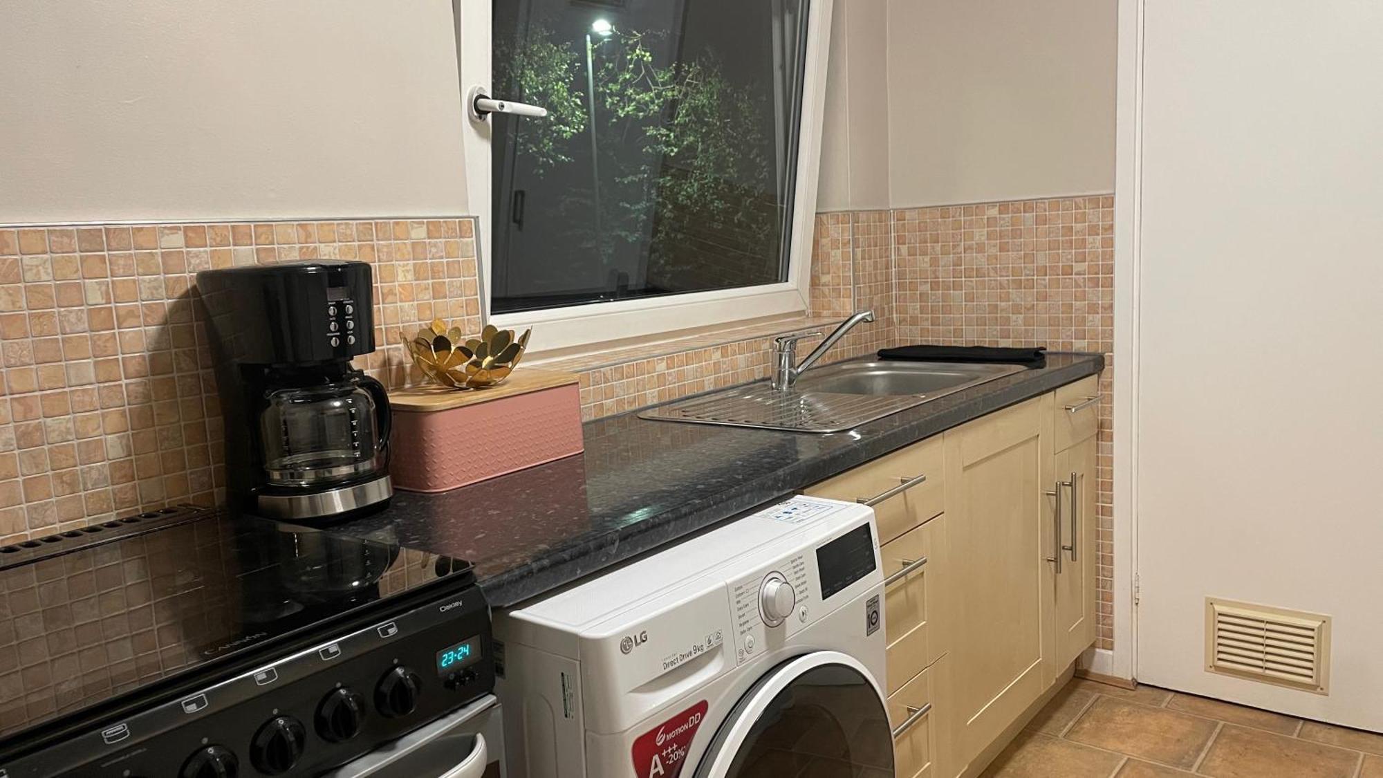 Cosy Flat For 4, Family Friendly, Private Parking, Close To Central Лондон Экстерьер фото