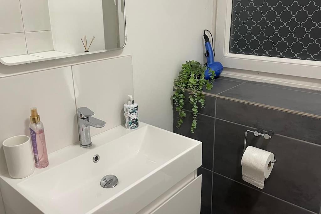 Cosy Flat For 4, Family Friendly, Private Parking, Close To Central Лондон Экстерьер фото