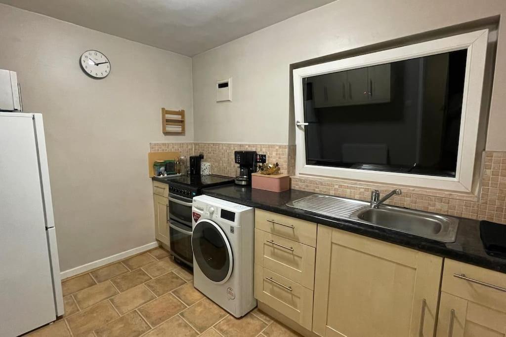 Cosy Flat For 4, Family Friendly, Private Parking, Close To Central Лондон Экстерьер фото