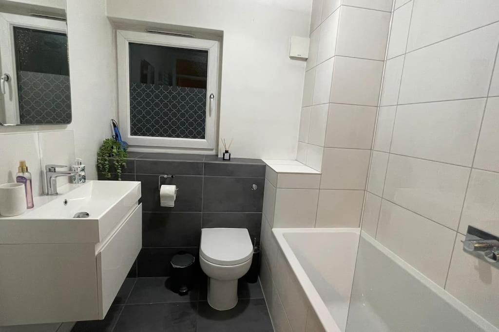 Cosy Flat For 4, Family Friendly, Private Parking, Close To Central Лондон Экстерьер фото