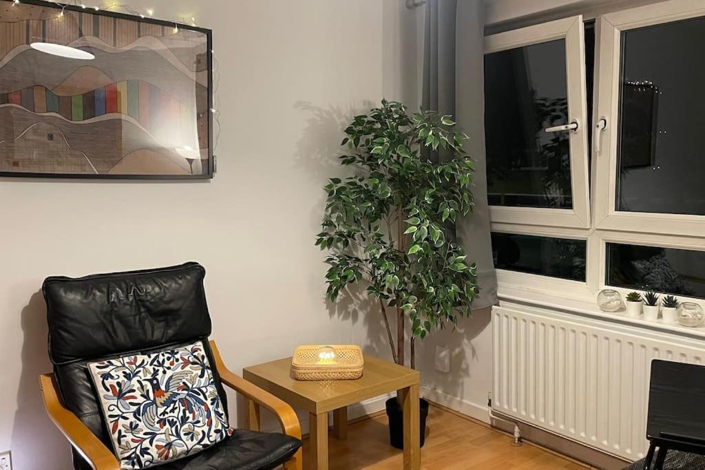 Cosy Flat For 4, Family Friendly, Private Parking, Close To Central Лондон Экстерьер фото